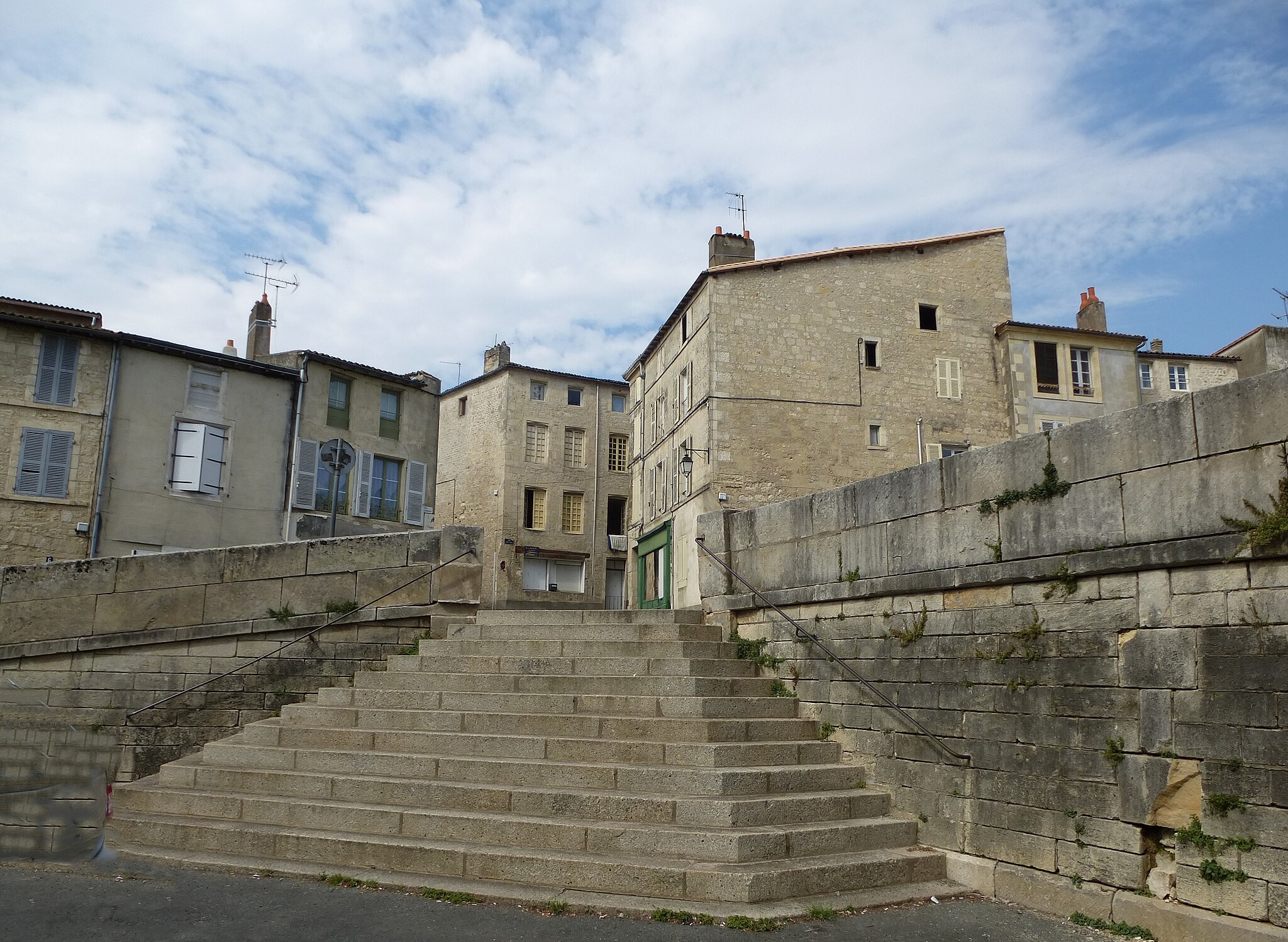 Escaliers menant à des habitations proche de l’abbatiale de Saint Maixent l’Ecole