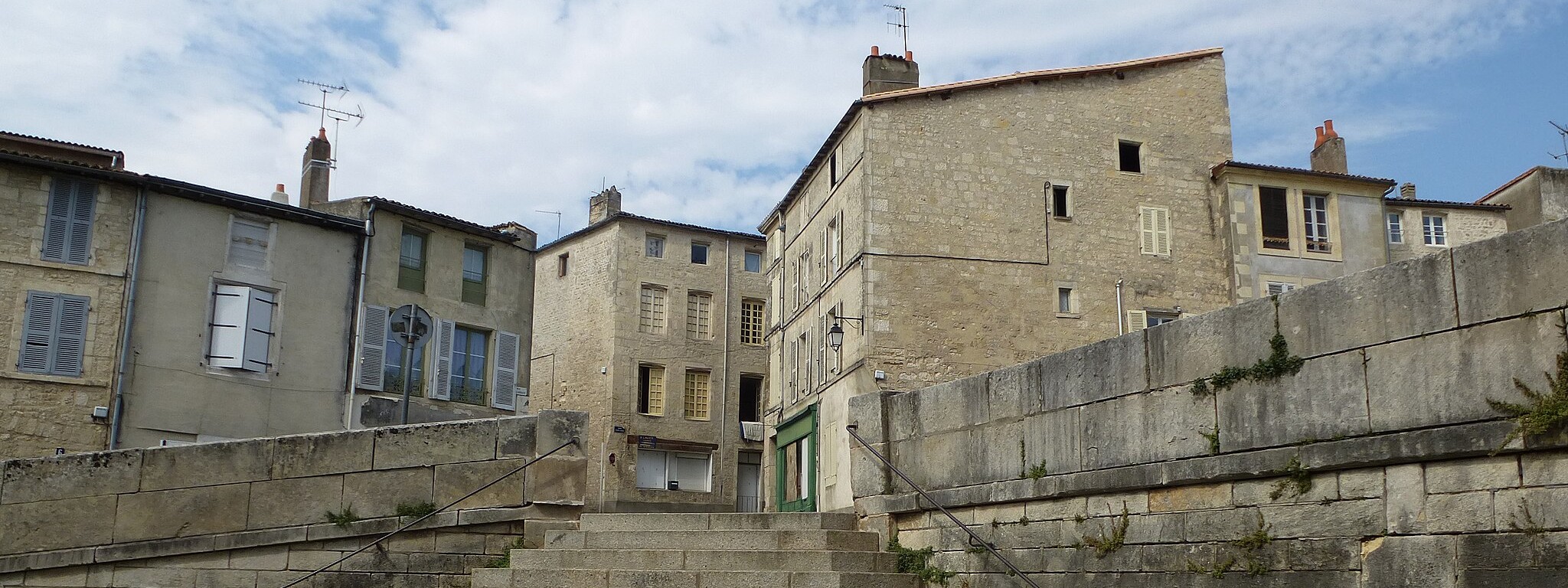 Escaliers menant à des habitations proche de l’abbatiale de Saint Maixent l’Ecole