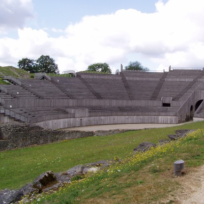Découvrir Grand dans les Vosges - L’ensemble de l’amphithéâtre, la scène, les gradins et les anciennes pierres. / Licences Creative Commons