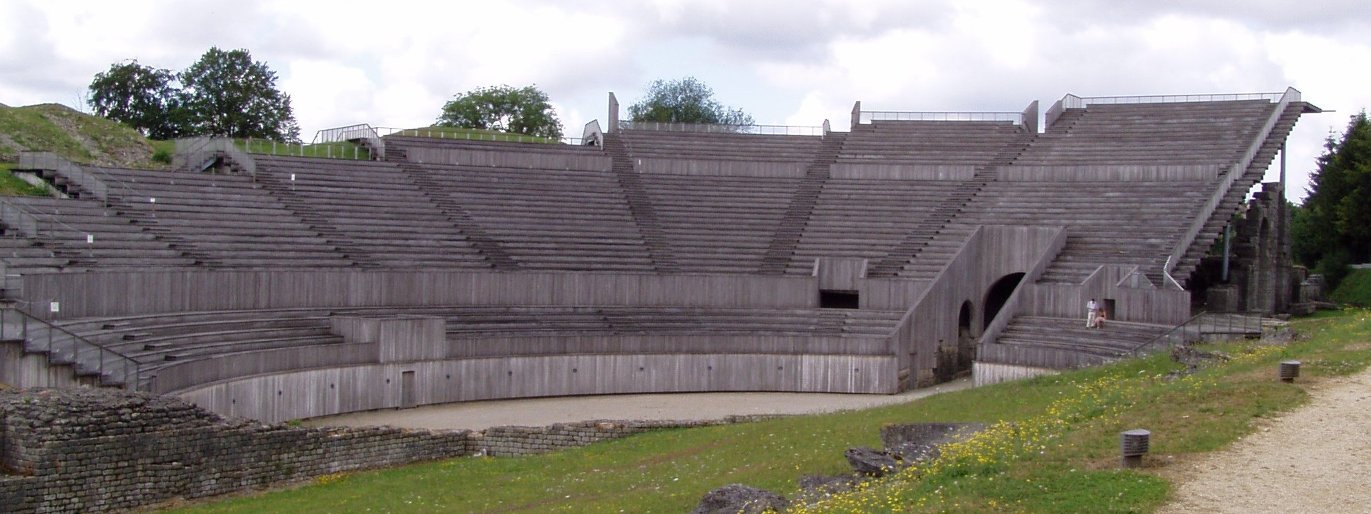 Découvrir Grand dans les Vosges - L’ensemble de l’amphithéâtre, la scène, les gradins et les anciennes pierres. / Licences Creative Commons