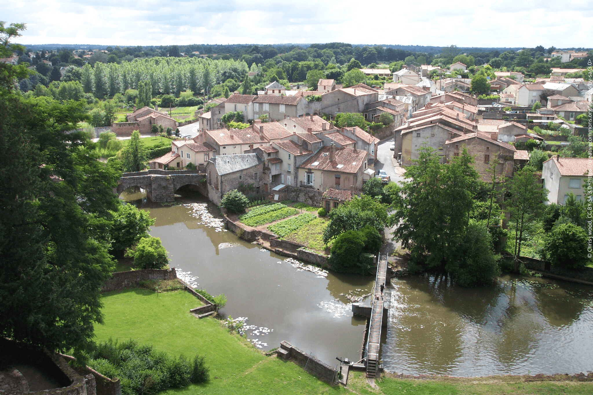 Vue aérienne sur la ville de Parthenay traversée par la Rivière du Thouet