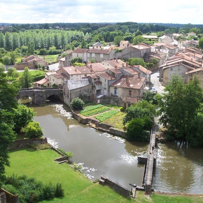 Vue aérienne sur la ville de Parthenay traversée par la Rivière du Thouet