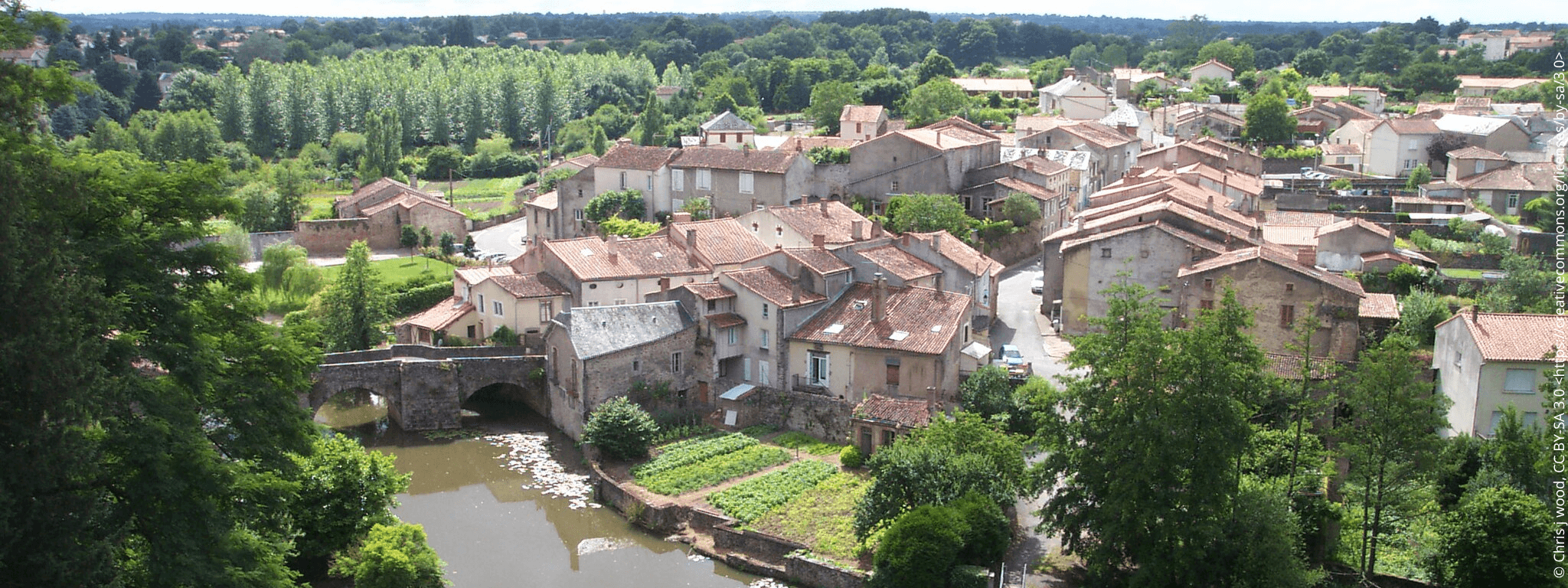 Vue aérienne sur la ville de Parthenay traversée par la Rivière du Thouet