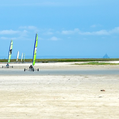 Char à voile à Hirel dans la Baie du Mont Saint-Michel en Bretagne. Crédits photo : Tourisme Bretagne