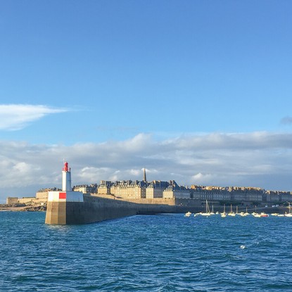 Vue de Saint-Malo intra-muros depuis le Môle des Noirs. Crédits photo : SMBMSM