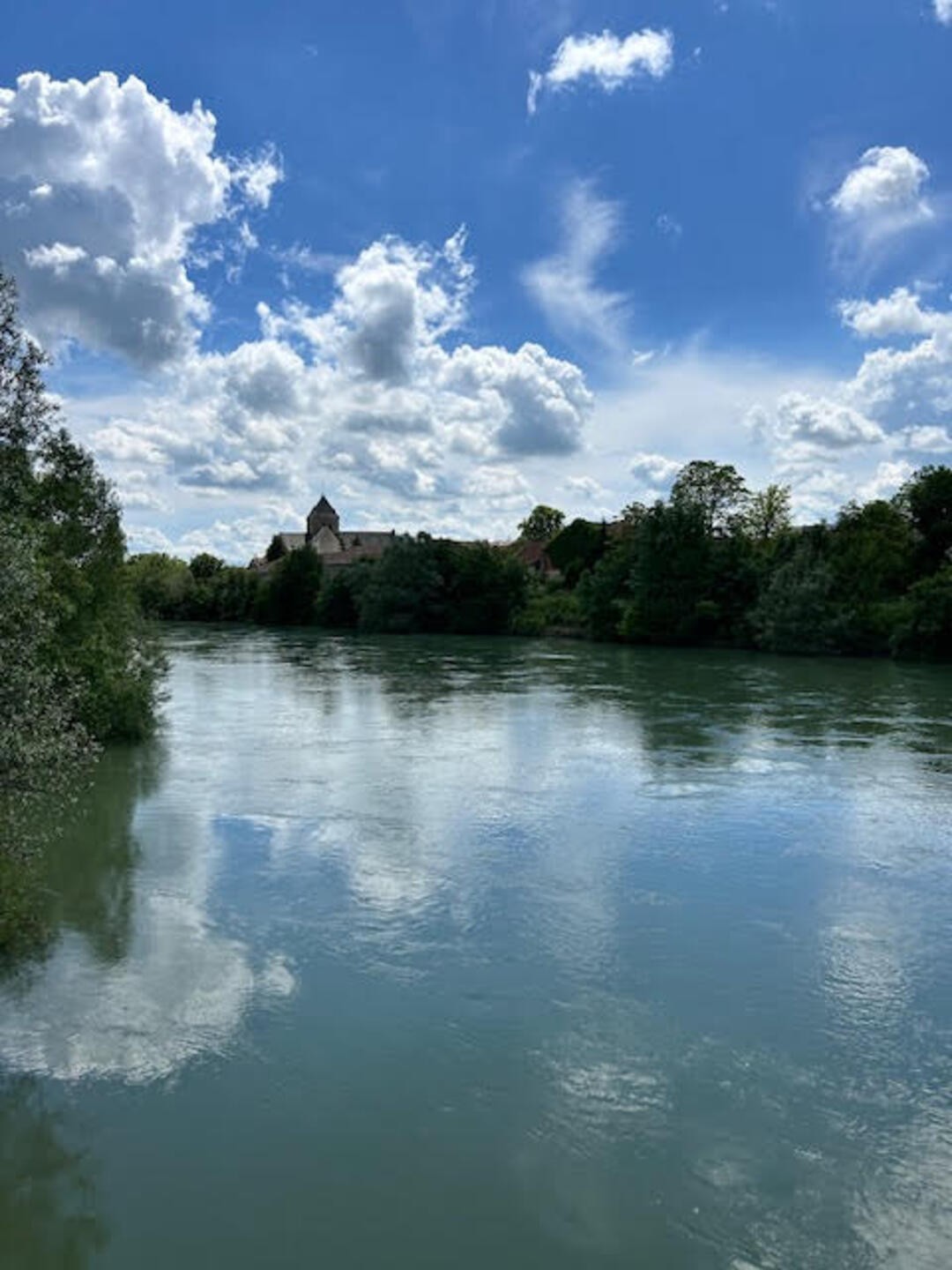 Vue de Matougues 51 dans la Marne au bord de la rivière