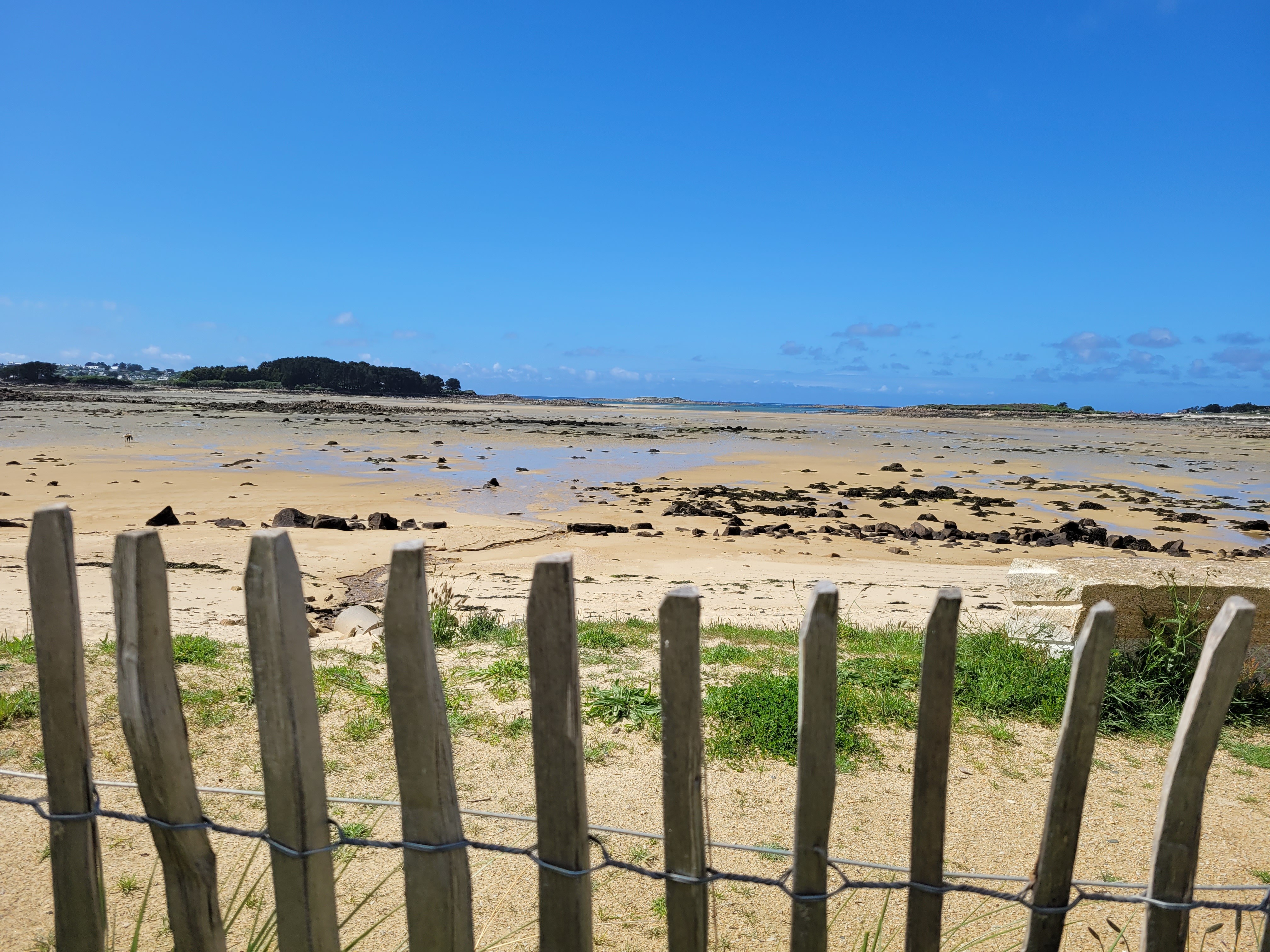 Plage Trébeurden, ganivelle, sable, mer et ciel bleus