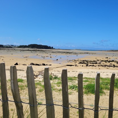 Plage Trébeurden, ganivelle, sable, mer et ciel bleus
