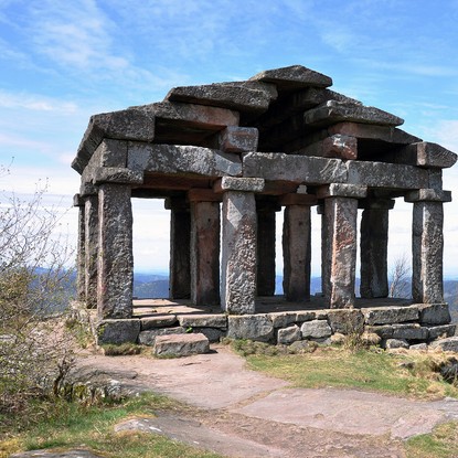 Découvrez Donon et la route des 3 abbayes - Le sommet du Donon et son temple romain construit pour abriter les vestiges lapidaires. / Licences Creative Commons