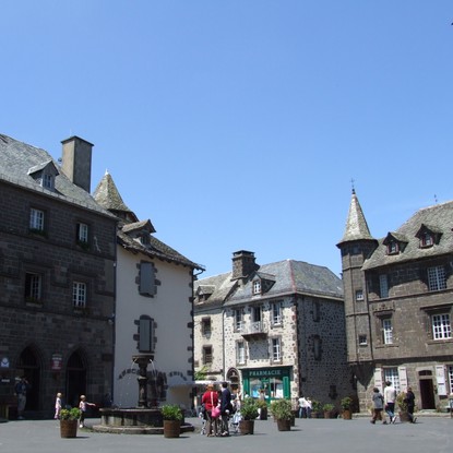 Cover image: Location de vacances Salers: le Charme de l’un des Plus Beaux Villages de France