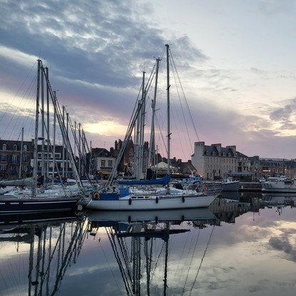 Vue fin de journée port de Paimpol et ses bateaux