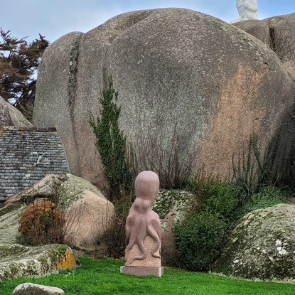 Tregastel, sculpture dans rocher de granit rose