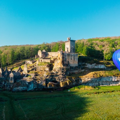 Image de couverture : Le château de Commarque