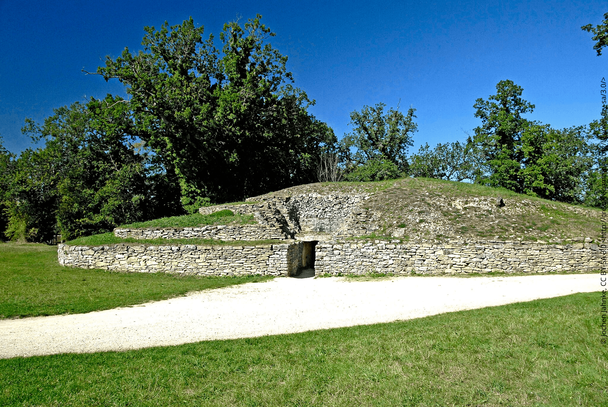 Ensemble de pierres qui forment un Tumulus recouvert d’herbes