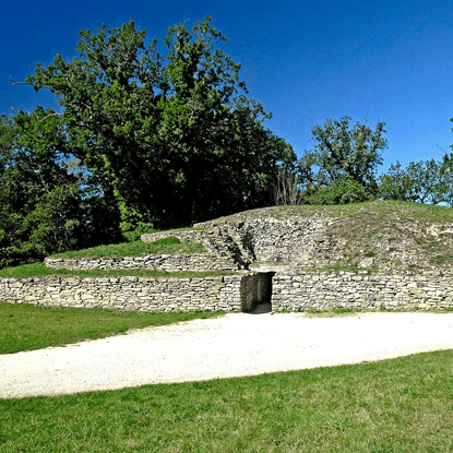 Ensemble de pierres qui forment un Tumulus recouvert d’herbes
