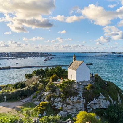 Chapelle sur rocher avec végétation surplombant la mer et le port de Roscoff © LAMOUREUX A. (photothèque office de tourisme de Roscoff)