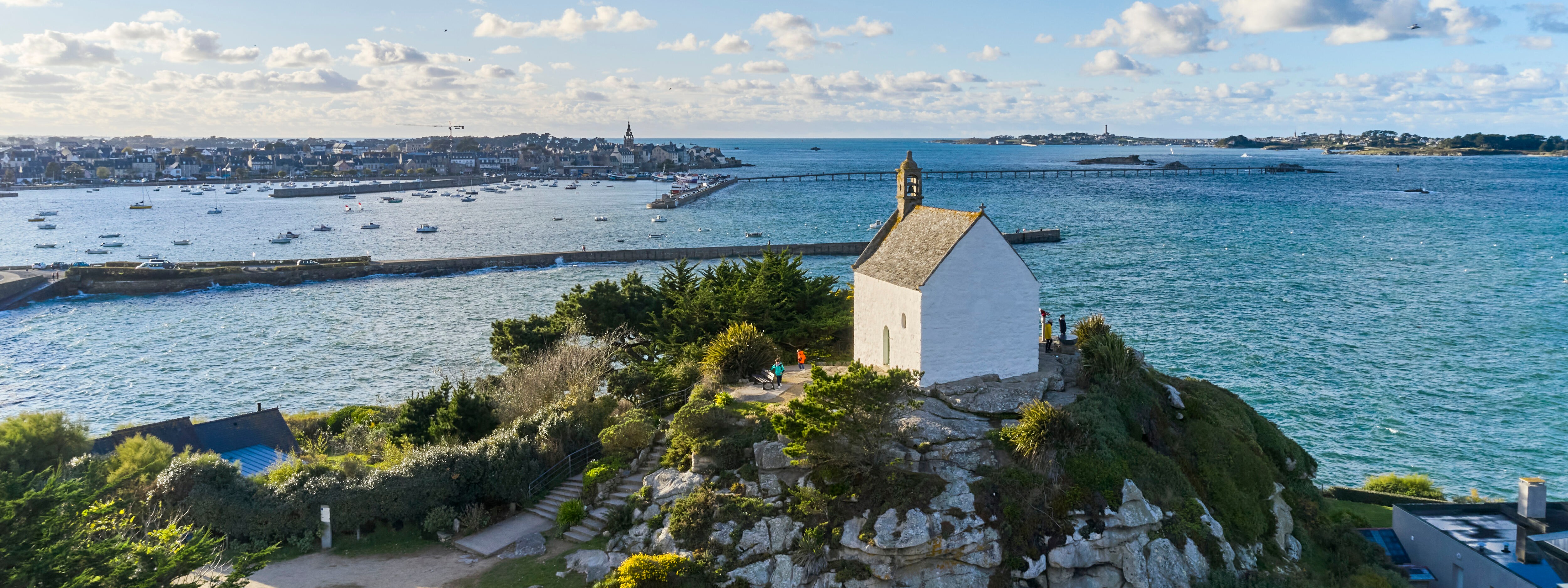 Chapel on a rock with vegetation overlooking the sea and the port of Roscoff © LAMOUREUX A. (photo library Roscoff tourist office)