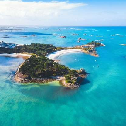 Avancée de terre dans la mer turquoise, avec végétation, rocher, Perharidy Roscoff