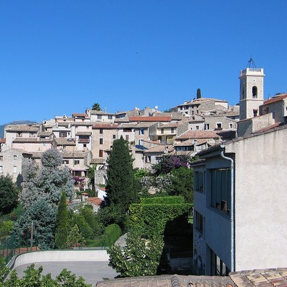 Vue du village de La Gaude avec ses maisons typiques et son église ©Shakti
