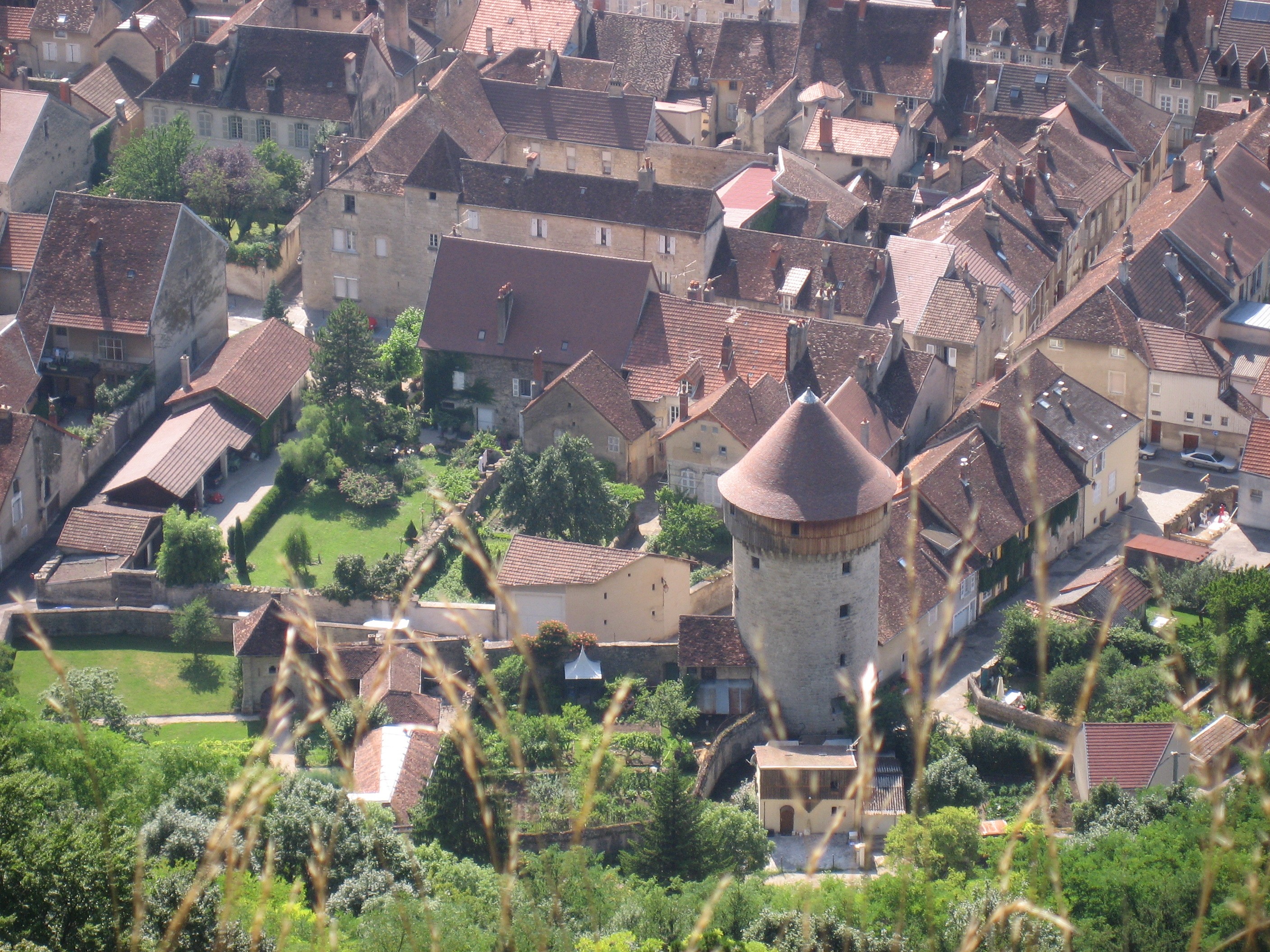 Image de couverture : Explorez la Cité Médiévale de Poligny dans le Jura