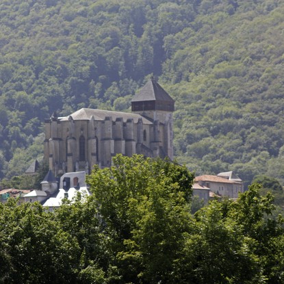 Cover image: Location de vacances Saint-Bertrand-de-Comminges : Séjours près de la Cathédrale