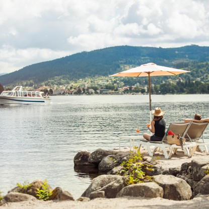 Vue sur le lac de Gérardmer depuis la plage du restaurant Le Lido. / ©Bertrand Jamot/ARTGE Destination Lorraine