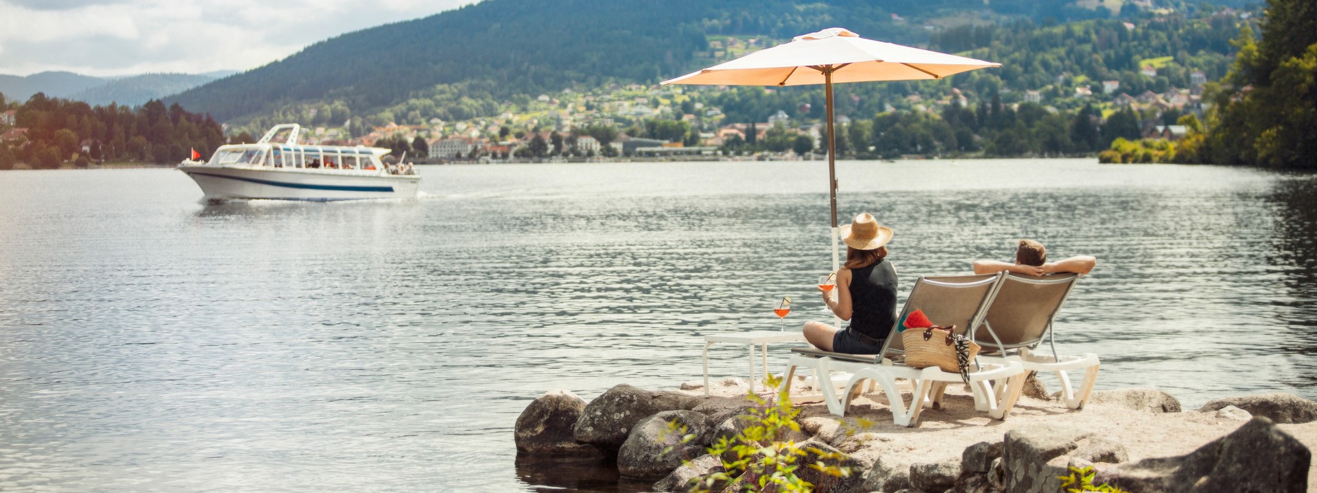View of Lake Gérardmer from the beach at Le Lido restaurant / ©Bertrand Jamot/ARTGE Destination Lorraine
