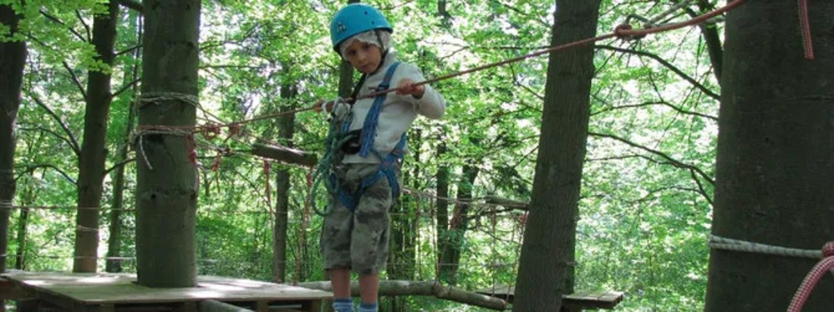 Activité de pleine air, enfant qui fait de l'accrobranche dans L'Aisne 02