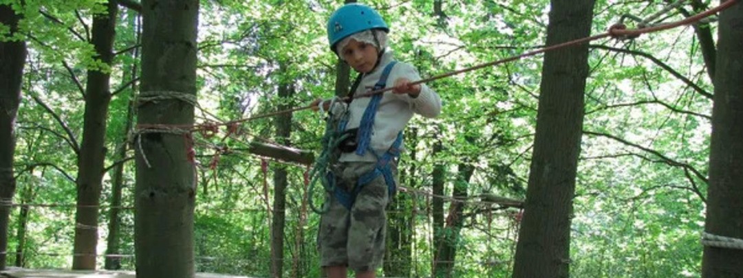 Activité de pleine air, enfant qui fait de l'accrobranche dans L'Aisne 02