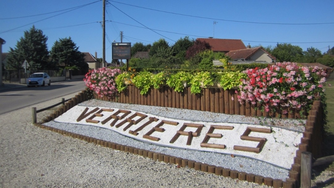 Image de couverture : Gîtes à Verrières