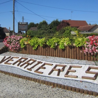 Vue sur l'entrée de la Ville Verrières bac à fleurs dans l'aube 51 Champagne