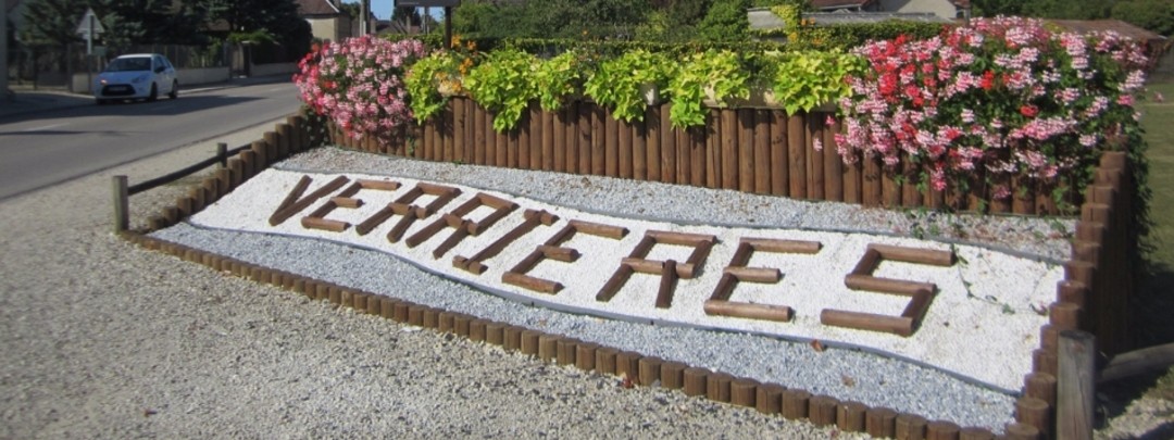 Vue sur l'entrée de la Ville Verrières bac à fleurs dans l'aube 51 Champagne