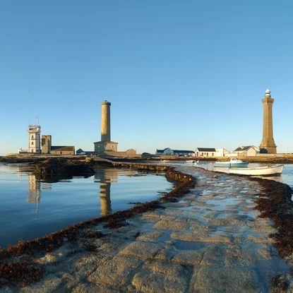 Phare et sémaphore au bord du quai et de la mer avec bâteaux