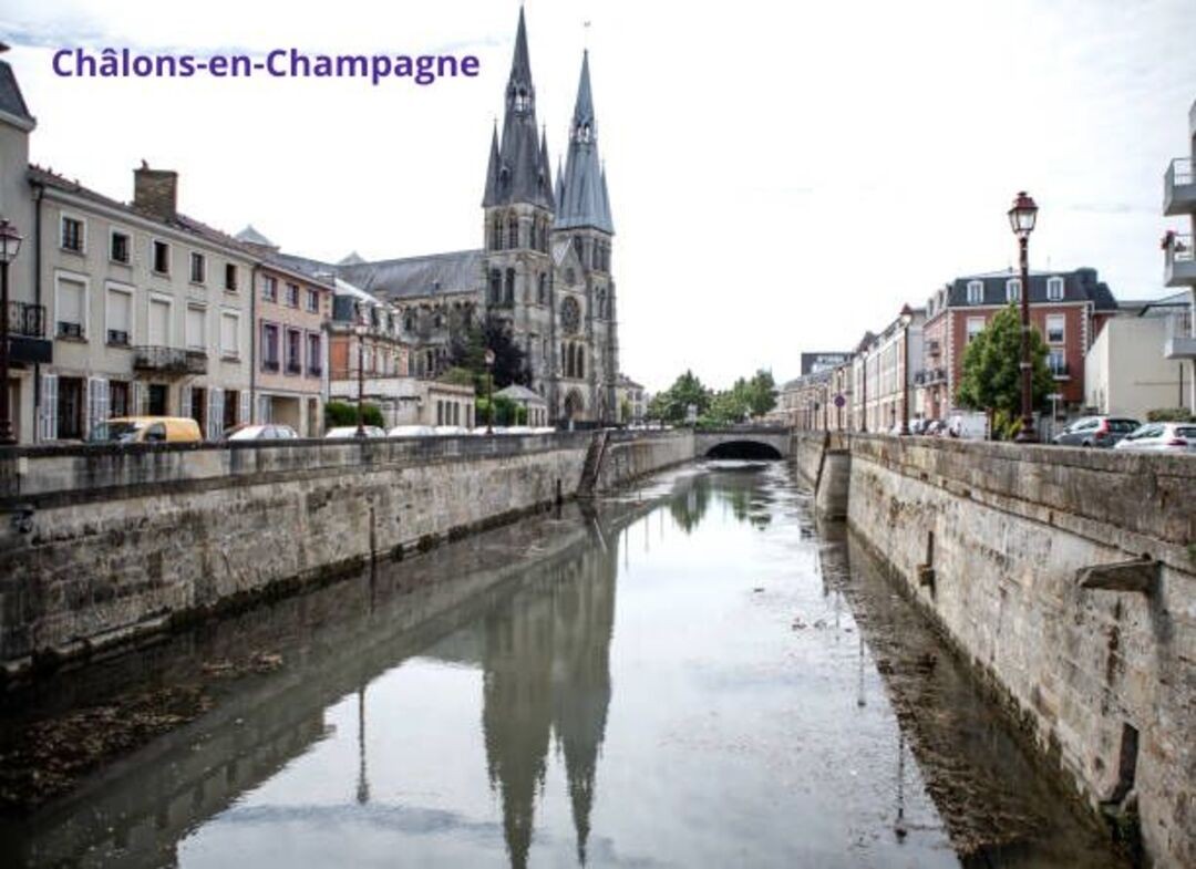 Vue sur le canal et l'eglise de Chalons en Champagne 51000 Marne