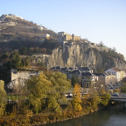 Cover image: Fort de la Bastille à Grenoble : histoire, panorama & séjours à proximité