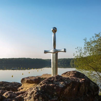 L'épée épée d'Excalibur au Lac Trémelin à Iffendic. Crédits photo : CRTB GUILLAUDEAU-Donatienne