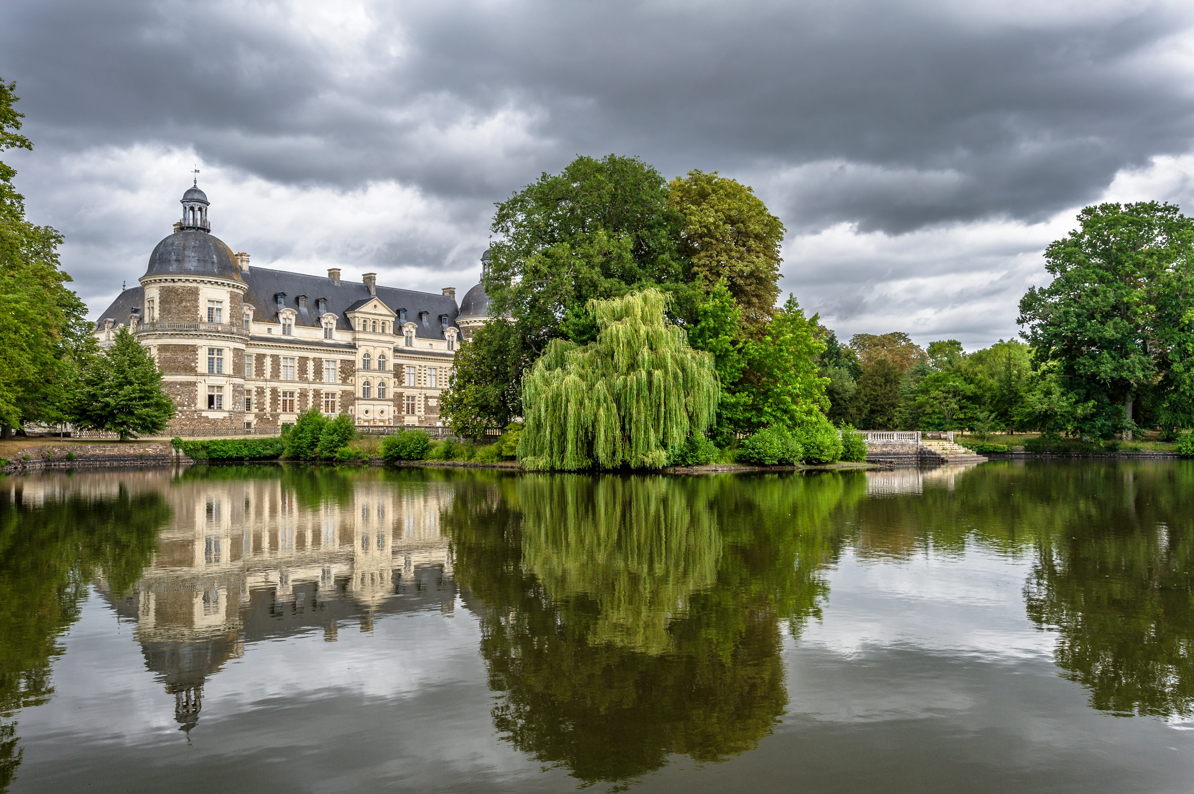 Château de Serrant entouré de la douve en eau