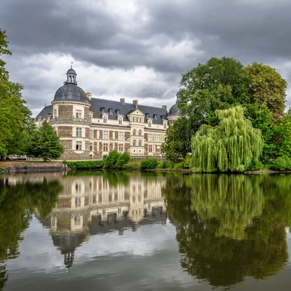 Château de Serrant entouré de la douve en eau