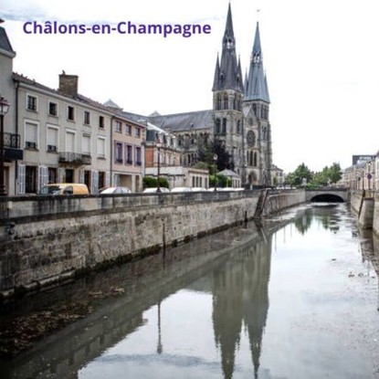 Vue sur la rivière et l'eglise de Chalons en Champagne Marne 51