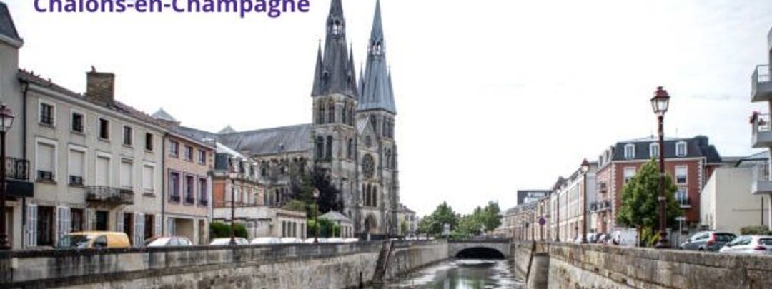 Vue sur la rivière et l'eglise de Chalons en Champagne Marne 51