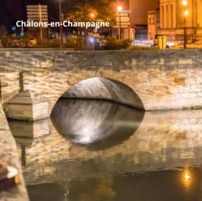 Vue de la rivières la nuit à Chalons en Champagne 51000 Marne