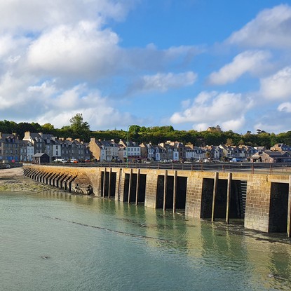Vue de la cale de l'Epi sur le Port de la Houle à Cancale dans la Baie du Mont Saint-Michel. Crédits photo : SMBMSM