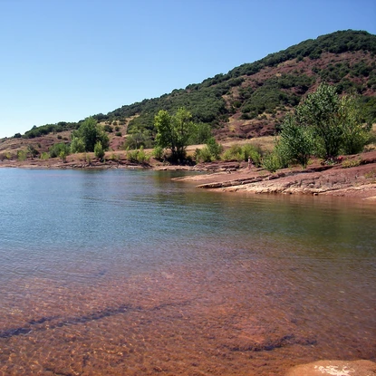 Cover image: Lac du Salagou : Paysages Rouges et Séjours Nature dans l’Hérault