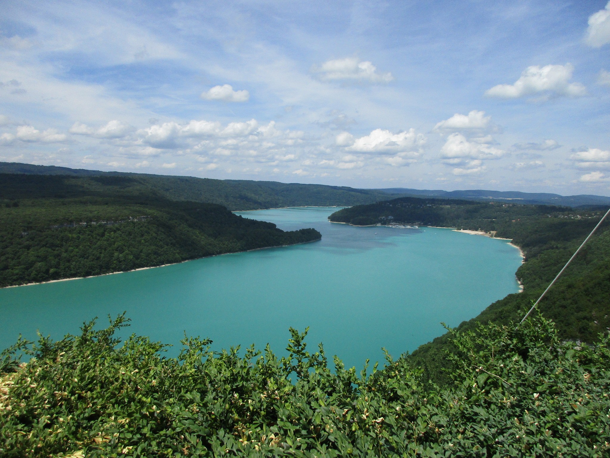 Image de couverture : Explorez les Lacs Scéniques du Jura : Lac de Vouglans et Lac de Chalain