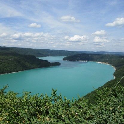 Cover image: Explorez les Lacs Scéniques du Jura : Lac de Vouglans et Lac de Chalain
