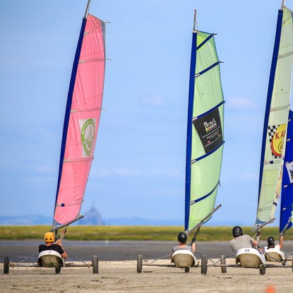 Char à voile à Hirel dans la Baie du Mont Saint-Michel. Crédits photo : Tourisme Bretagne