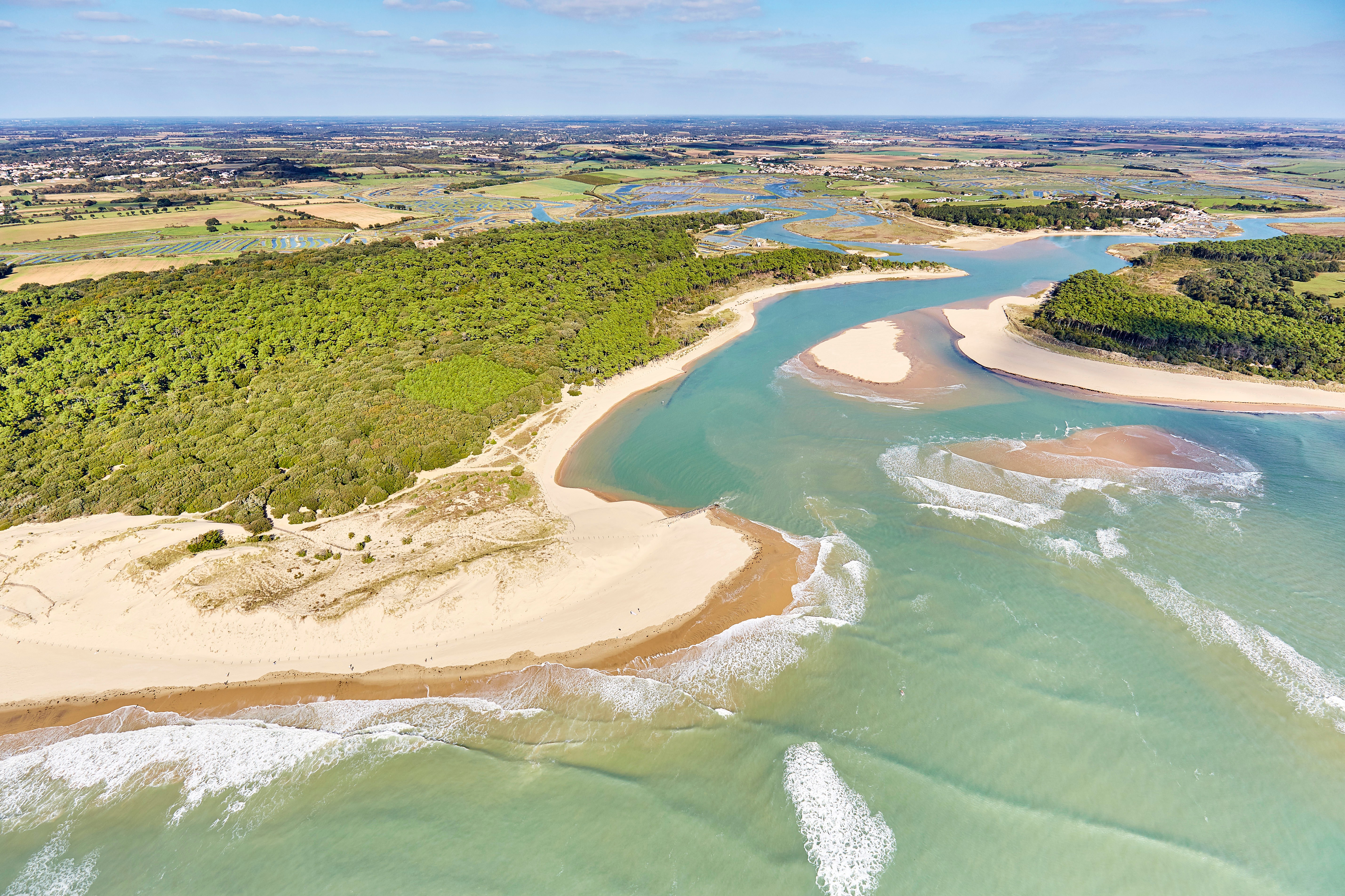 Vue aérienne sur l’estuaire du Veillon et du Payré, avec la plage du Veillon en premier plan, la forêt et les marais en second plan