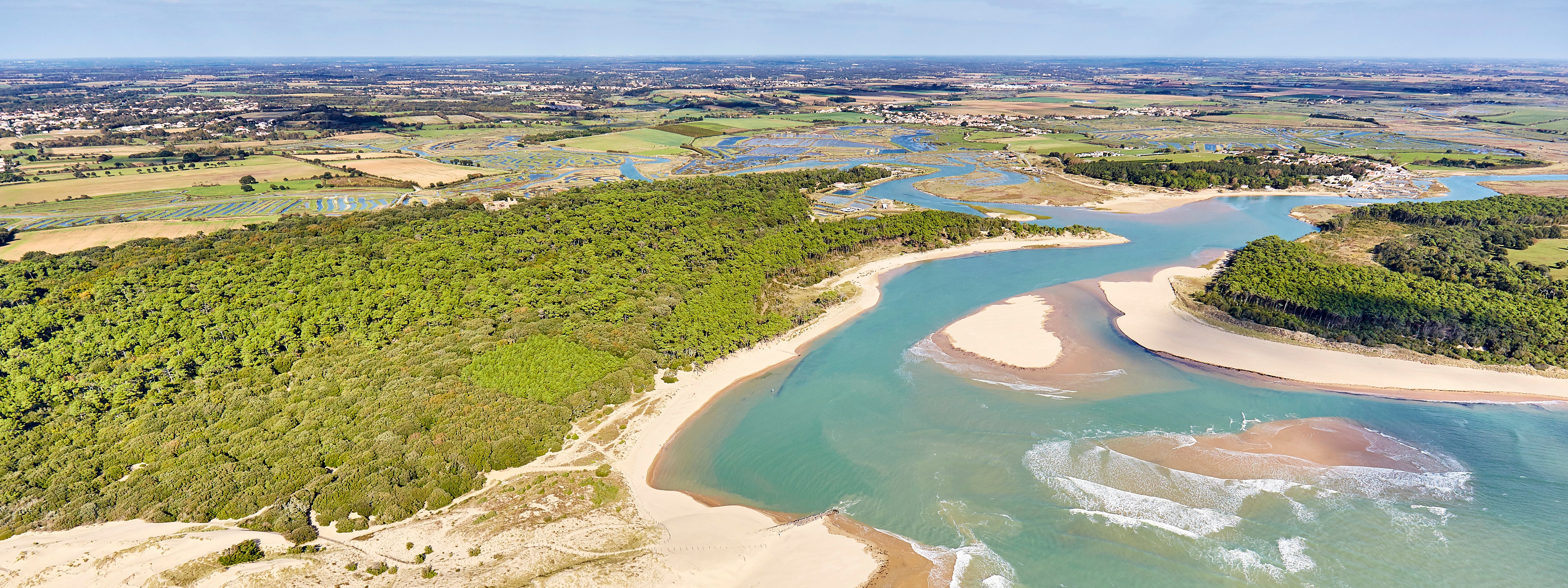 Vue aérienne sur l’estuaire du Veillon et du Payré, avec la plage du Veillon en premier plan, la forêt et les marais en second plan