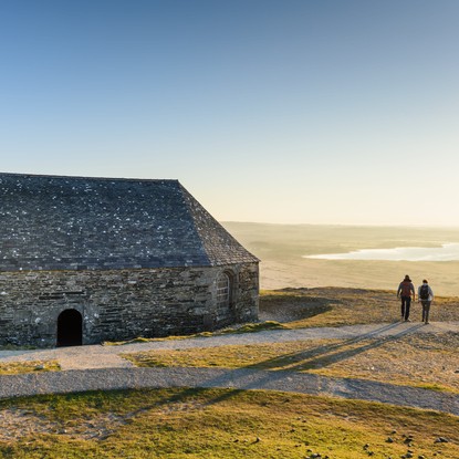 Randonnée Chapelle St Michel de Brasparts au lever du jour, vue sur le lac de Brennilis