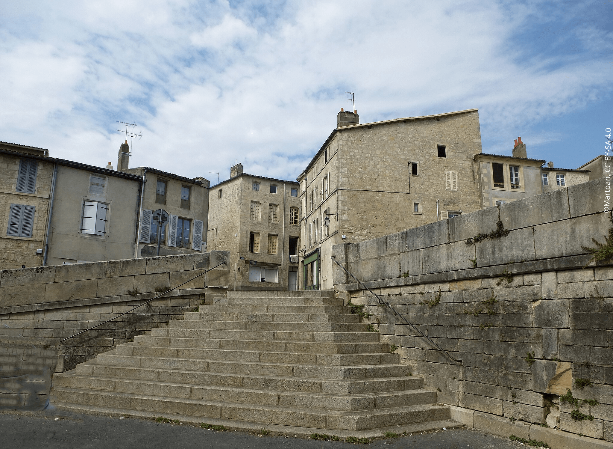 Escaliers menant à des habitations proche de l’abbatiale de Saint Maixent l’Ecole